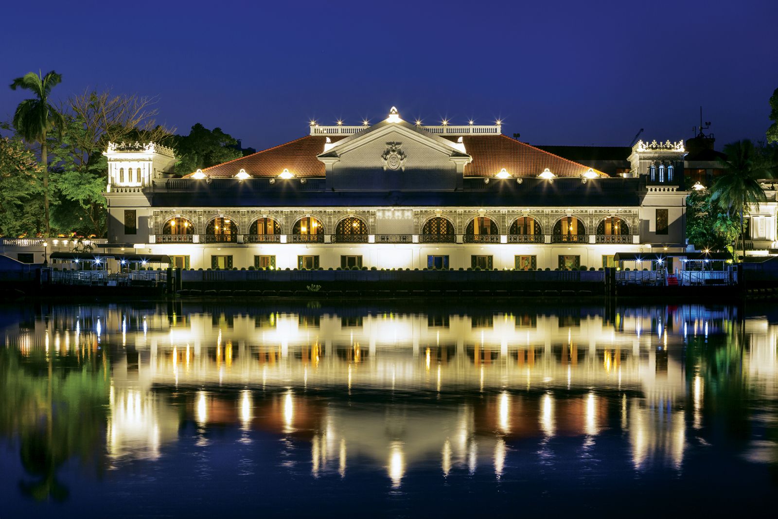 Malacañang Palace Manila at night with dramatic lighting and water reflections, iconic things o do in Manila