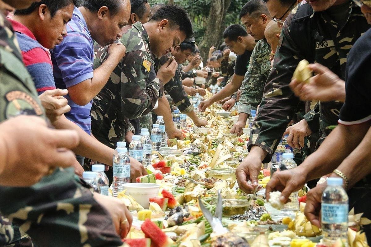 Filipinos boodle fight