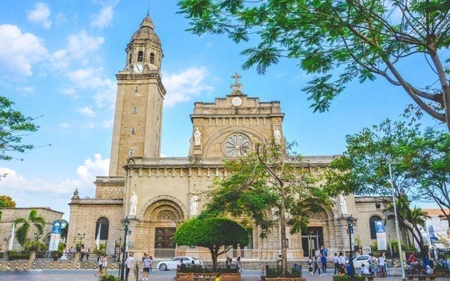 Manila Cathedral full facade in Intramuros, a must‑see thing to do in Manila for Spanish colonial history and Catholic heritage, fifth church on the 1581 site.