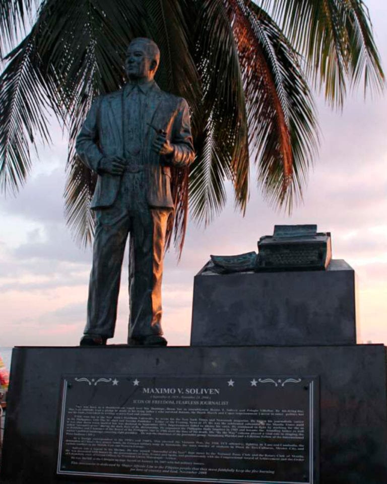 Manila Baywalk Statue