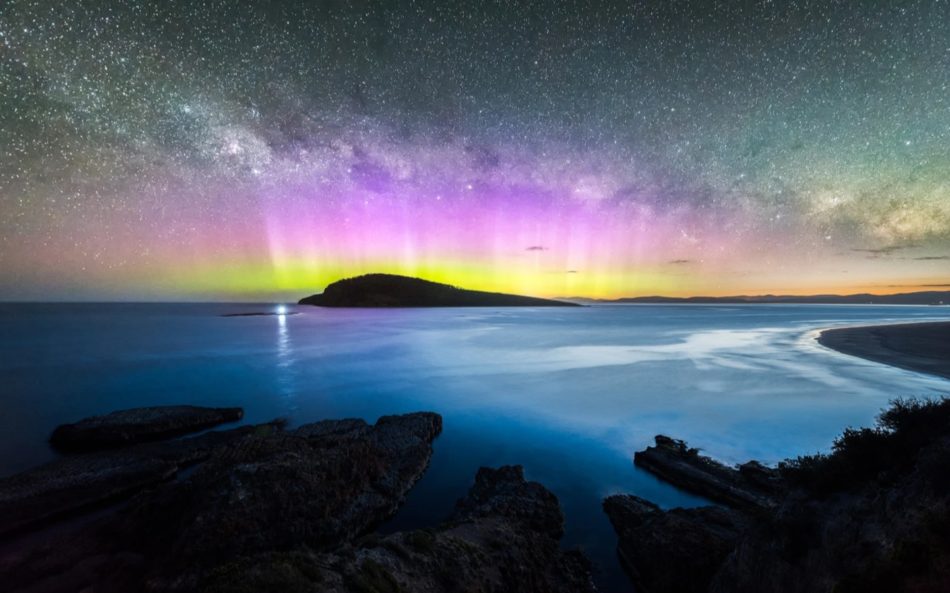 Aurora Australis over Betsey Island