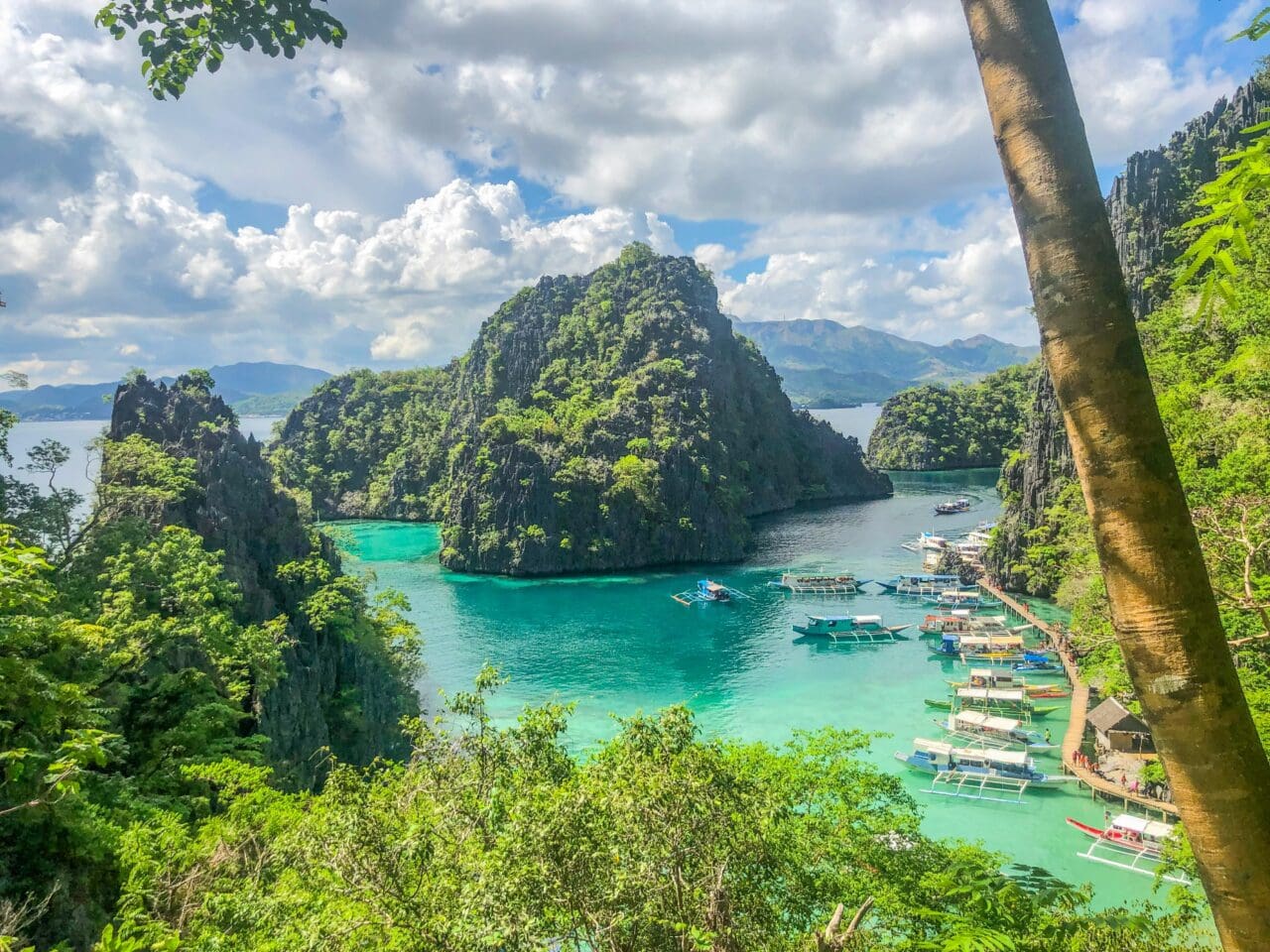 Kayangan Lake viewpoint in Coron, Palawan, overlooking turquoise water, limestone cliffs and tour boats