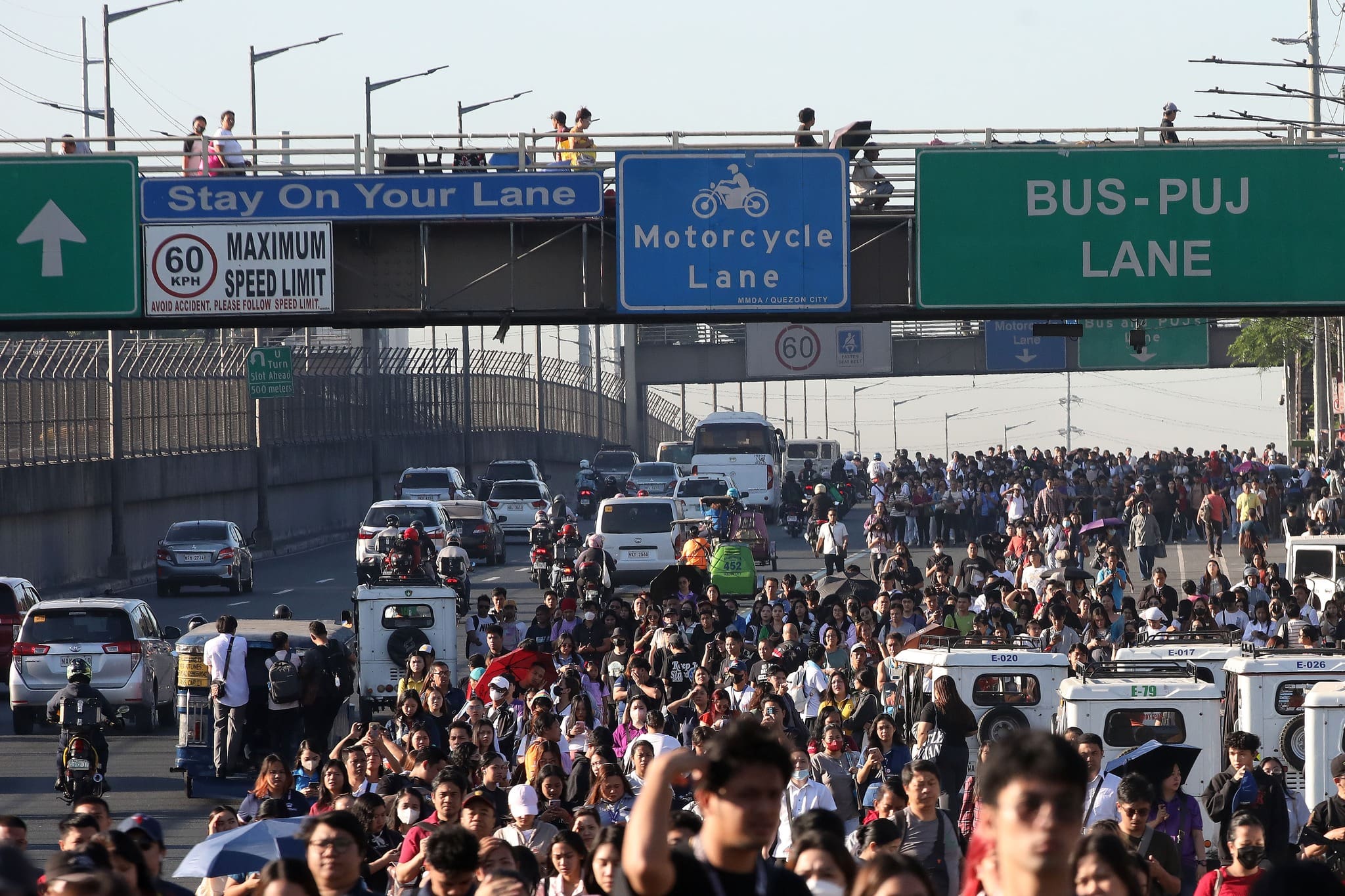 Busy street scene in the Philippines showing dense traffic and movement, illustrating why the Philippines feels chaotic to foreigners– everyday realities most travellers experience