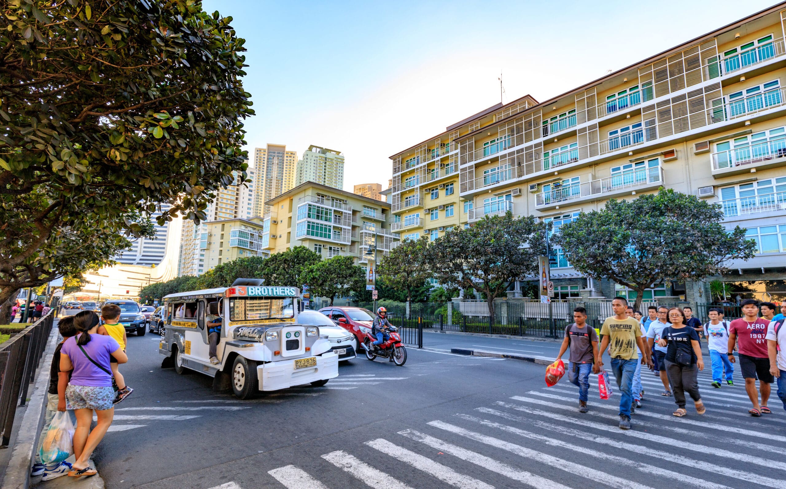 Street life in Bonifacio Global City with jeepney and pedestrians – why travellers often misread daily patterns in the Philippines