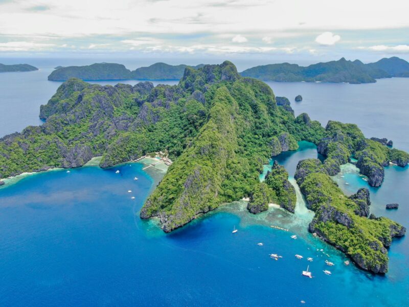 Palawan travel guide showing limestone islands and turquoise lagoons in El Nido